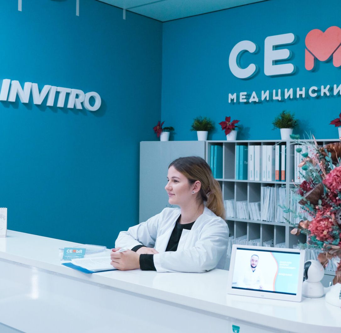 Ресепшен медицинского центра «СЕМЬЯ» в Тихорецке